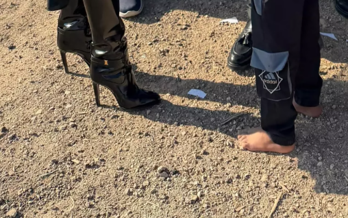 80 minlik &ccedil;əkməsi ilə ayaqyalın uşaqları ziyarət etdi  FOTO