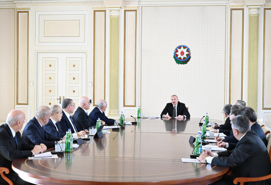 Prezidentin sədrliyi ilə su təchizatı və tullantı sistemlərinin təkmilləşdirilməsi &uuml;zrə D&ouml;vlət Proqramına həsr olunan m&uuml;şavirə ke&ccedil;irilib  FOTO