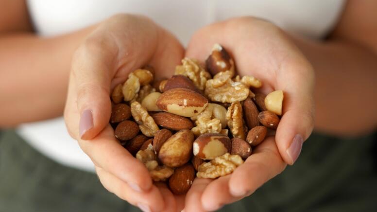 Sa&ccedil;ları s&uuml;rətlə gurlaşdıran &ccedil;ərəz: Hər g&uuml;n bir ovuc yeyin