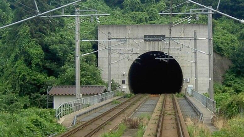 D&uuml;nyanın ən uzun dəmir yolu tuneli: 8 şəhər və 2 &ouml;lkə birləşdi