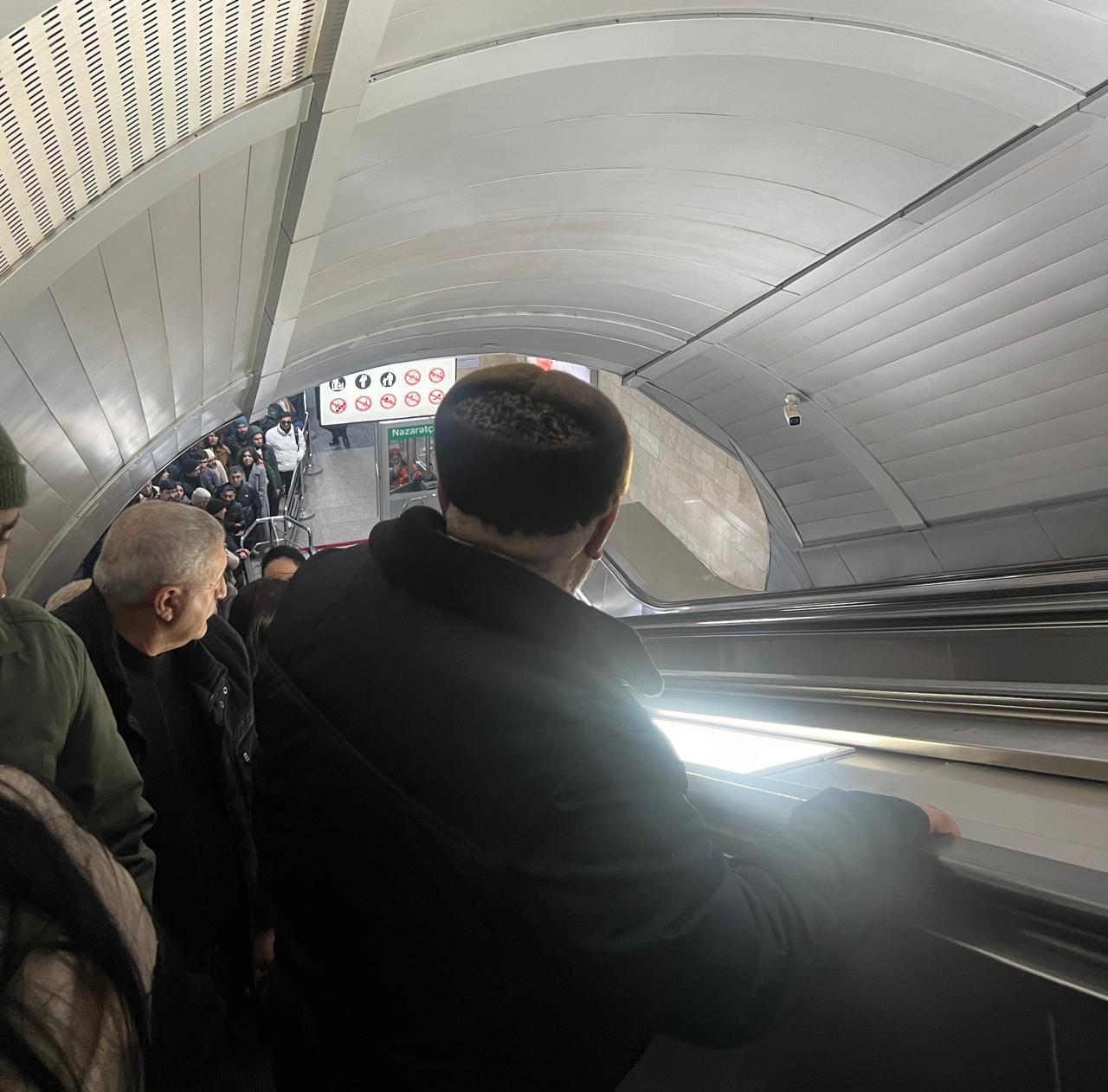 Bakı metrosunda təhl&uuml;kəli anlar yaşanıb: Eskalator dayandı