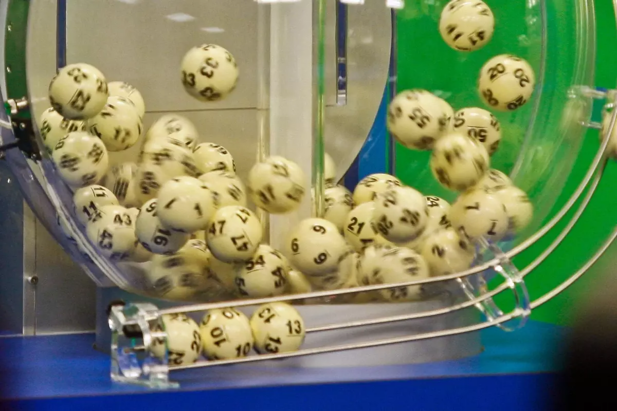 22 illik inadın m&uuml;kafatı: Eyni n&ouml;mrələrlə b&ouml;y&uuml;k cekpotu qazandı