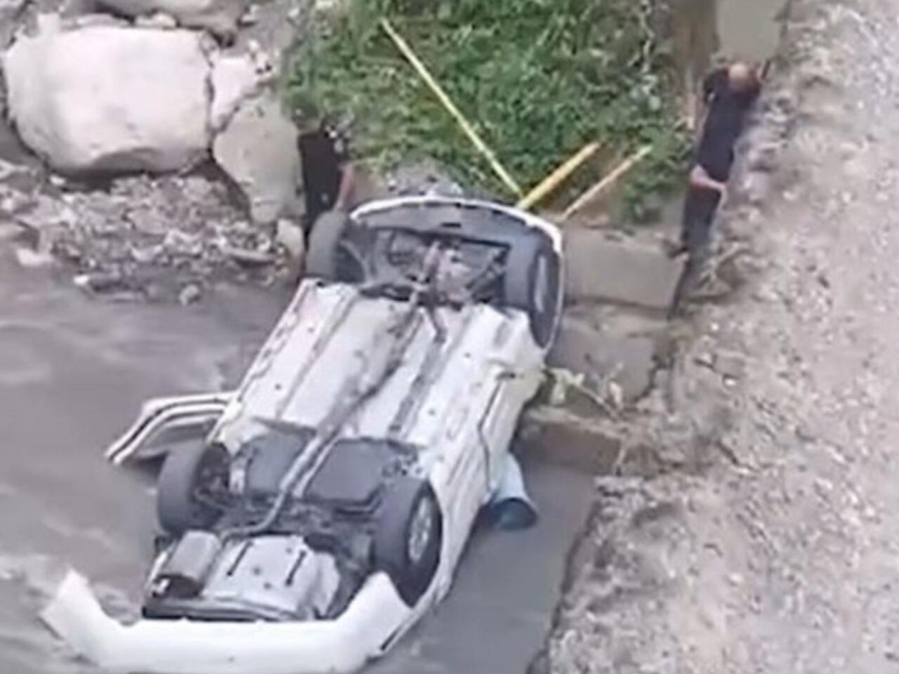 Qubada maşın çaya aşdı  Xəsarət alanlar var  FOTO