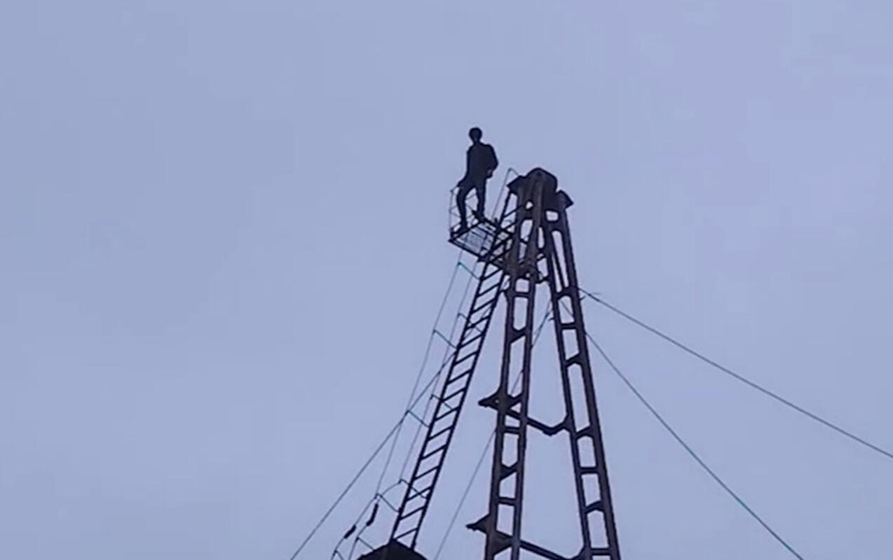 Bakıda qülləyə çıxan 18 yaşlı gənc belə xilas edildi 