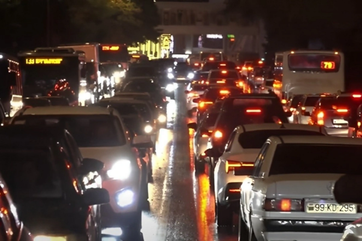 Bu yolda hərəkət tam "dondu"