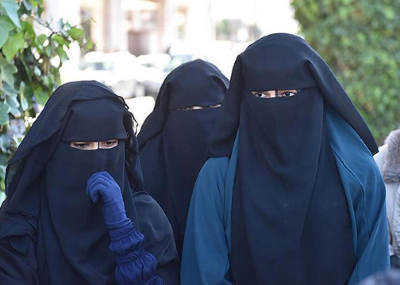 Paytaxtda ŞOK HADİSƏ &ndash; &Ccedil;adralı qadınlar silahla marketə H&Uuml;CUM ETDİLƏR 