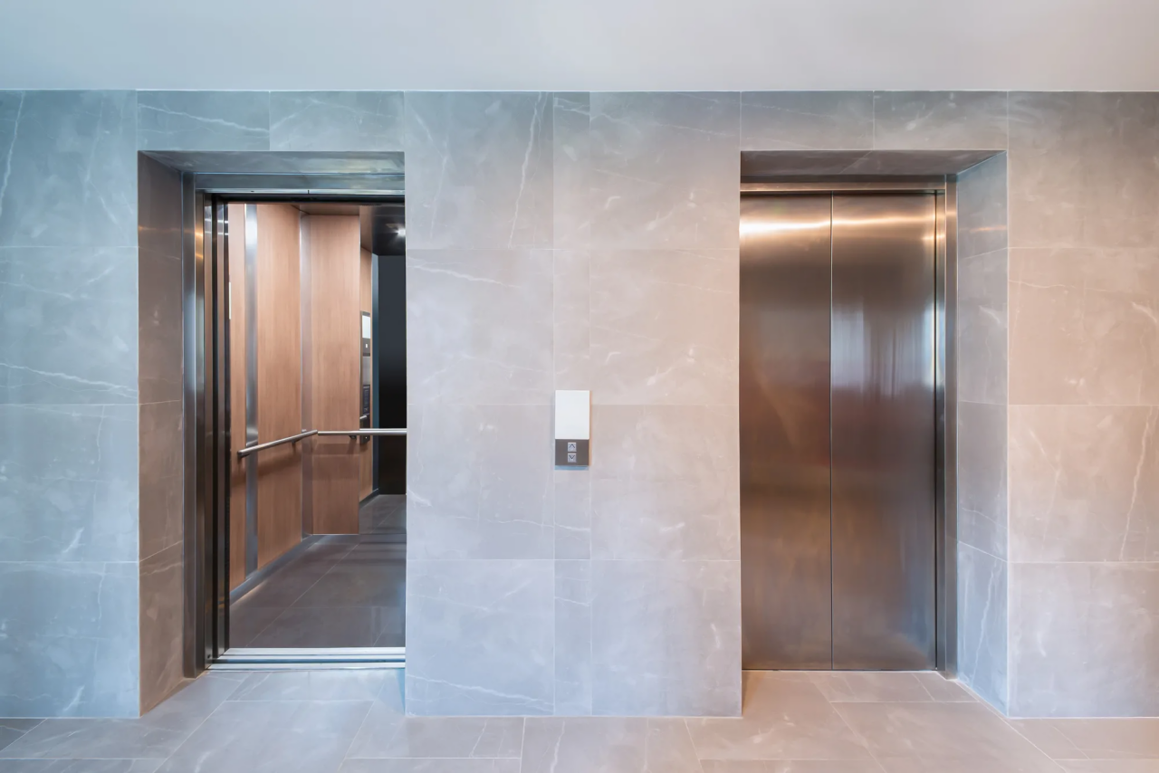 Dəhşətli anlar: 3 yaşlı uşaq lift şaxtasına d&uuml;şd&uuml; &ndash;