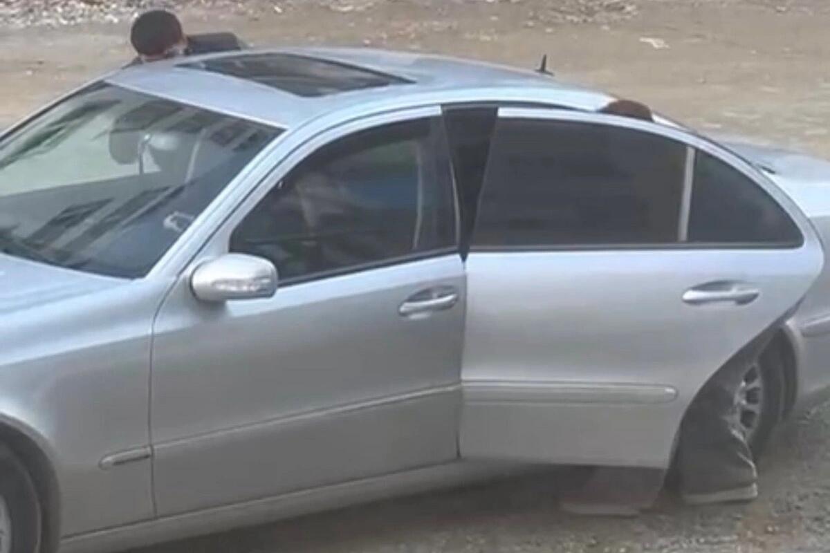 Masazırda gənc qızı maşına basıb qa&ccedil;ırdılar  ANBAAN VİDEO