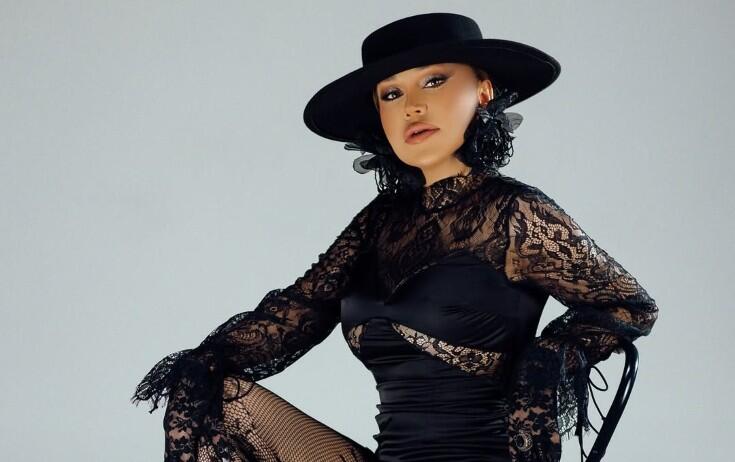 Rəqsanənin transparan geyimi 