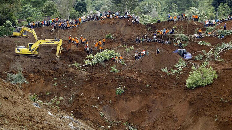 Torpaq s&uuml;r&uuml;şməsi oldu  Xeyli sayda &ouml;lən və itkin d&uuml;şən var