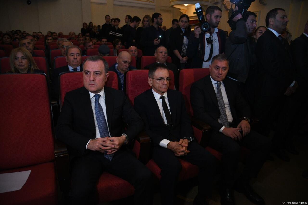 Rəsmilər vida mərasimində 