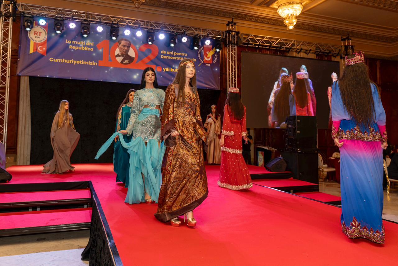 G&uuml;lnarə Xəlilovanın kolleksiyaları Rumıniya Parlament Sarayında təqdim olunub  dizayner n&uuml;fuzlu m&uuml;kafata layiq g&ouml;r&uuml;l&uuml;b  FOTO