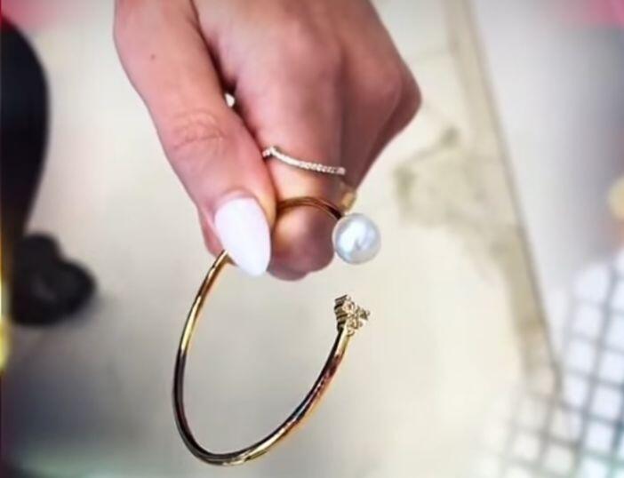 750 əyar qızıl buna g&ouml;rə rəngini dəyişirmiş