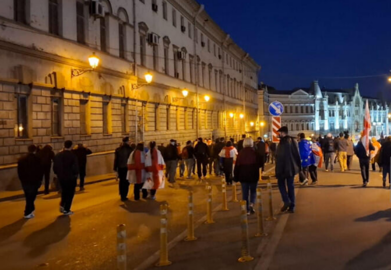 Tbilisidə etiraz&ccedil;ılar Prezident sarayı ərazisinə girdi  polislə qarşıdurma baş verdi 