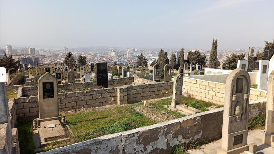 Qəbiristanlıqda bazar a&ccedil;ıblar