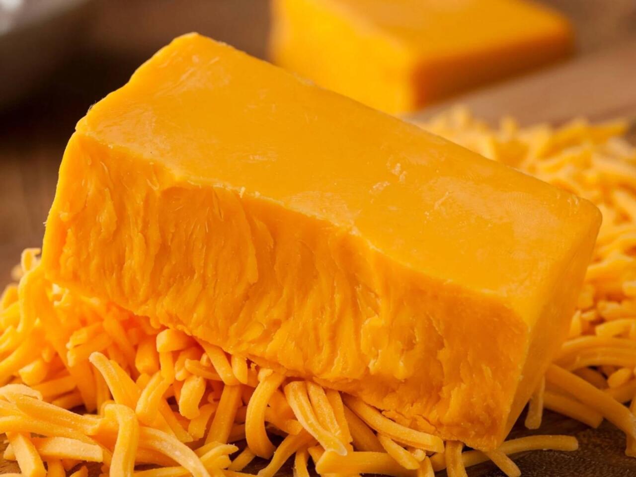 Azərbaycana gətirilən &ccedil;eddar pendirində zərərli bakteriya aşkarlandı  FOTO