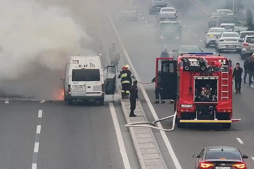 Heydər Əliyev prospektində maşın yanıb k&uuml;l oldu 