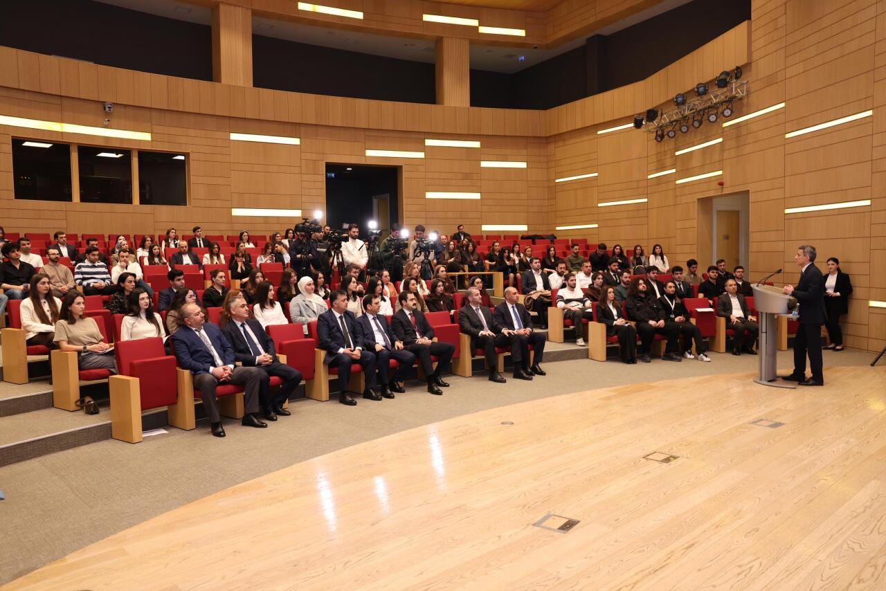 D&ouml;vlət Proqramı məzunları &uuml;&ccedil;&uuml;n karyera sərgisi ke&ccedil;irilib 