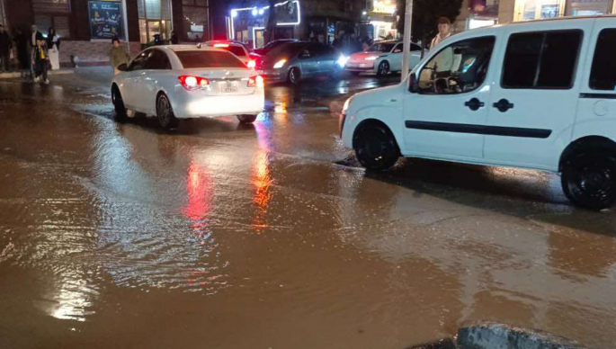 Badamdarda küçələri su basdı 