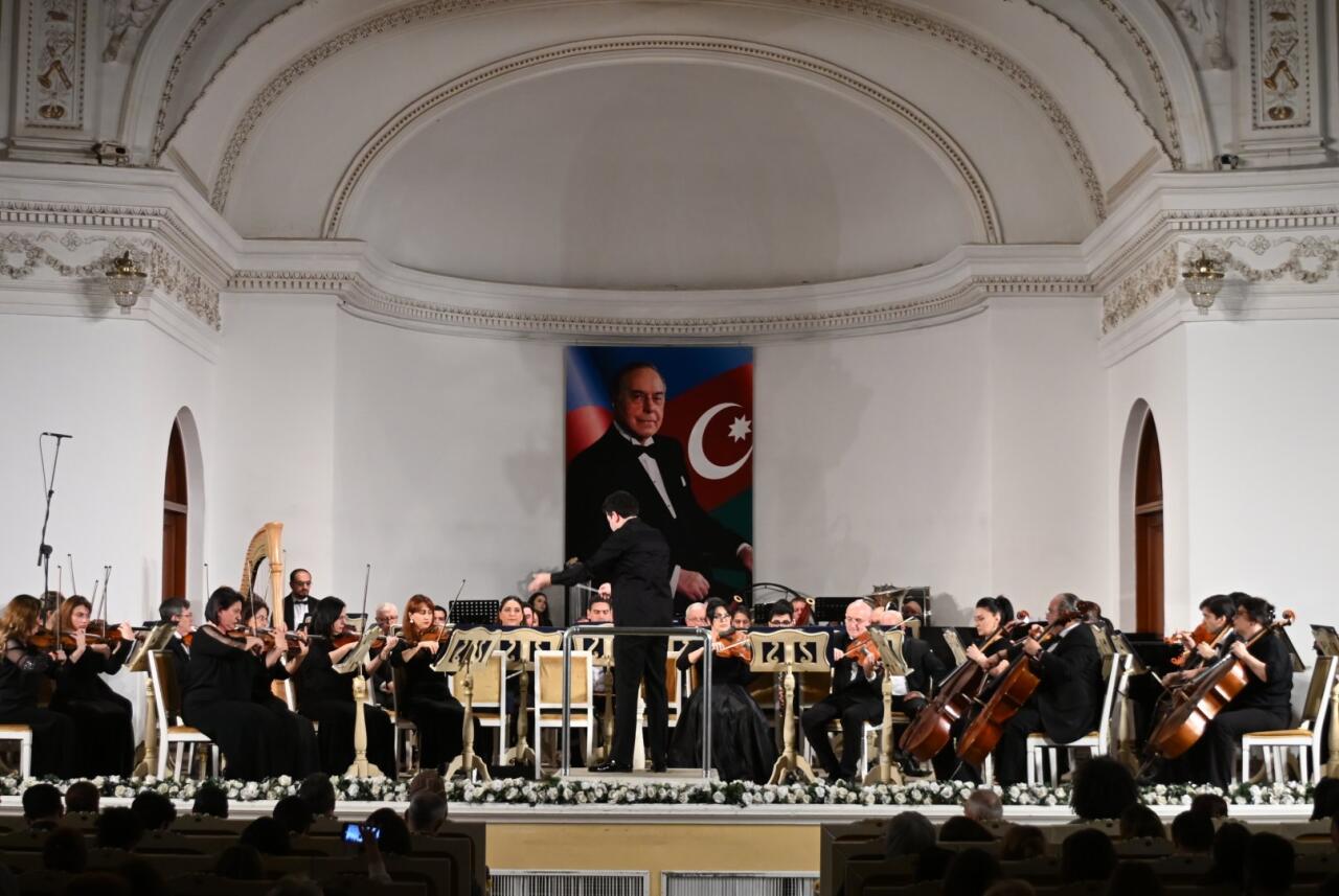 &Uuml;mummilli Lider Heydər Əliyevin əziz xatirəsinə həsr olunmuş anım gecəsi ke&ccedil;irilib  FOTO