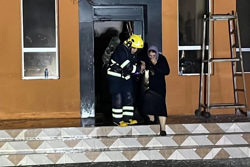 Yasamalda yanan binanın sakinləri i&ccedil;əri buraxılmır