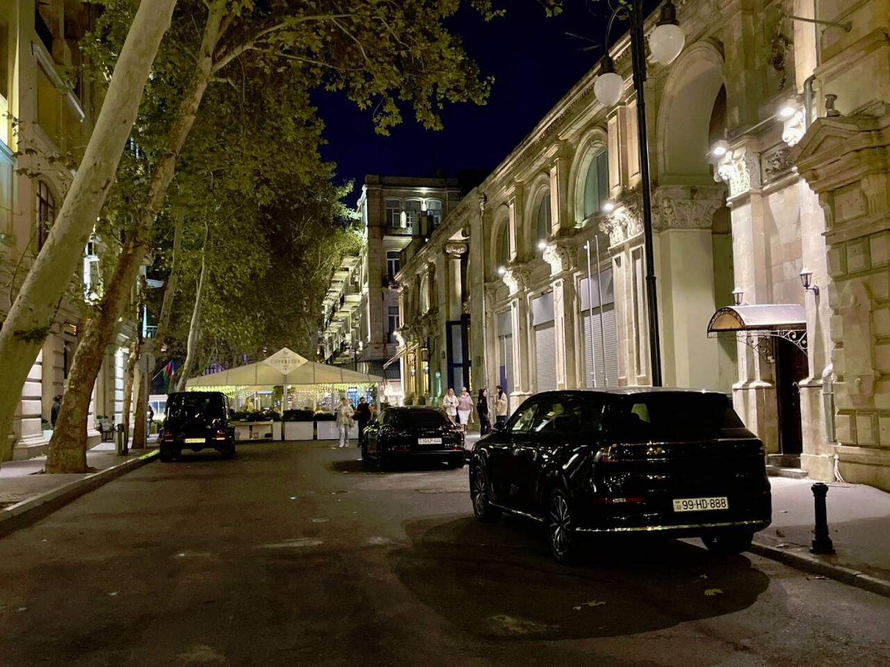 Xaqani bağının yaxınlığındakı 888, 444 və 777 n&ouml;mrəli maşınlar kimindir?  AYNAdan cavab