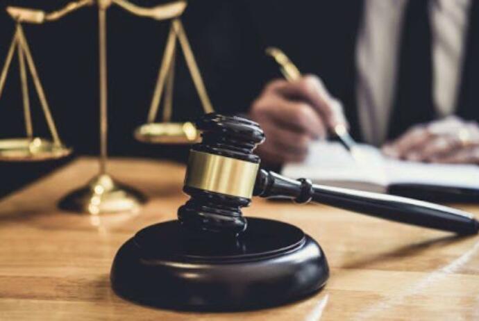 Bakıda azyaşlı qızının çılpaq videosunu yayan psixoloq qadına hökm oxundu