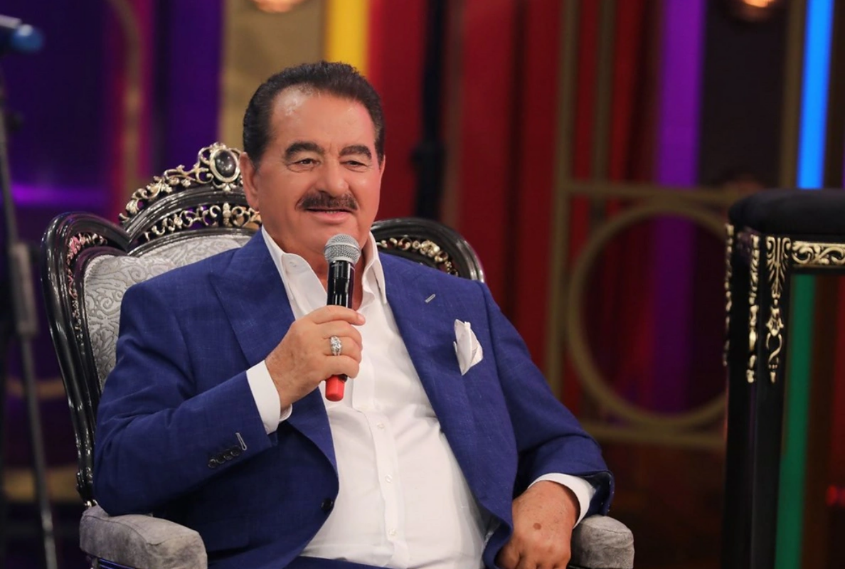 Tatlısəs əlini &ouml;pd&uuml;, reaksiyası g&uuml;ndəm oldu  FOTO