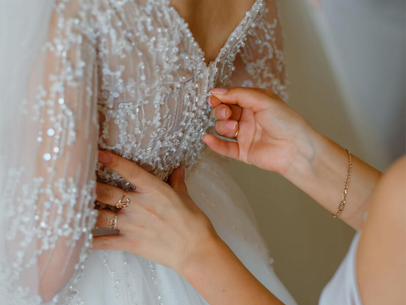 Toyda qeyriadi g&ouml;r&uuml;nt&uuml;: Gəlin bəylik kostyumu, bəy isə gəlinlik GEYİNDİ 