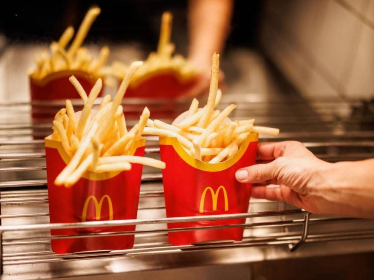 "Mc Donald`s"ın mətbəxində &ccedil;əkilən iyrənc g&ouml;r&uuml;nt&uuml;lər m&uuml;zakirələrə səbəb oldu  VİDEO