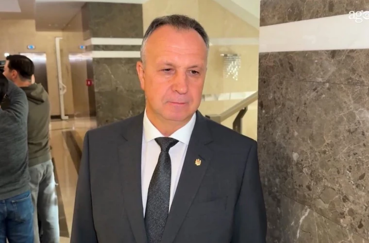 Səhiyyə naziri avtomobildən danışarkən k&ouml;vrəldi  VİDEO