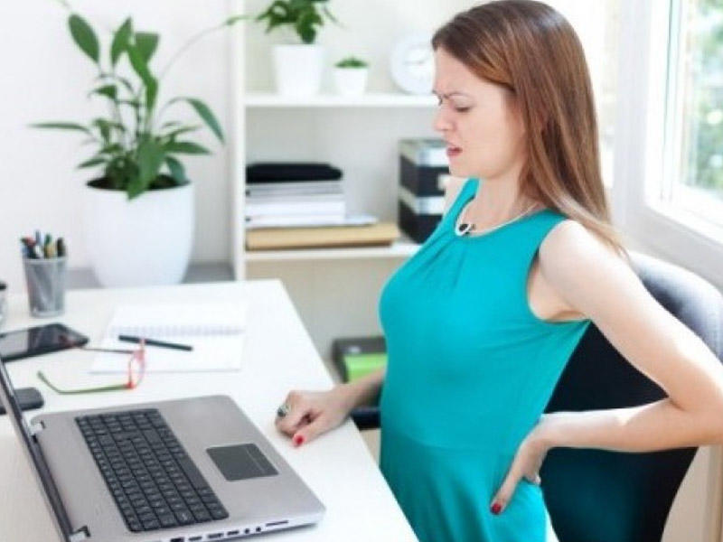 Uzun saatlar masa arxasında oturmağın riskləri: M&uuml;təxəssislər xəbərdarlıq edir