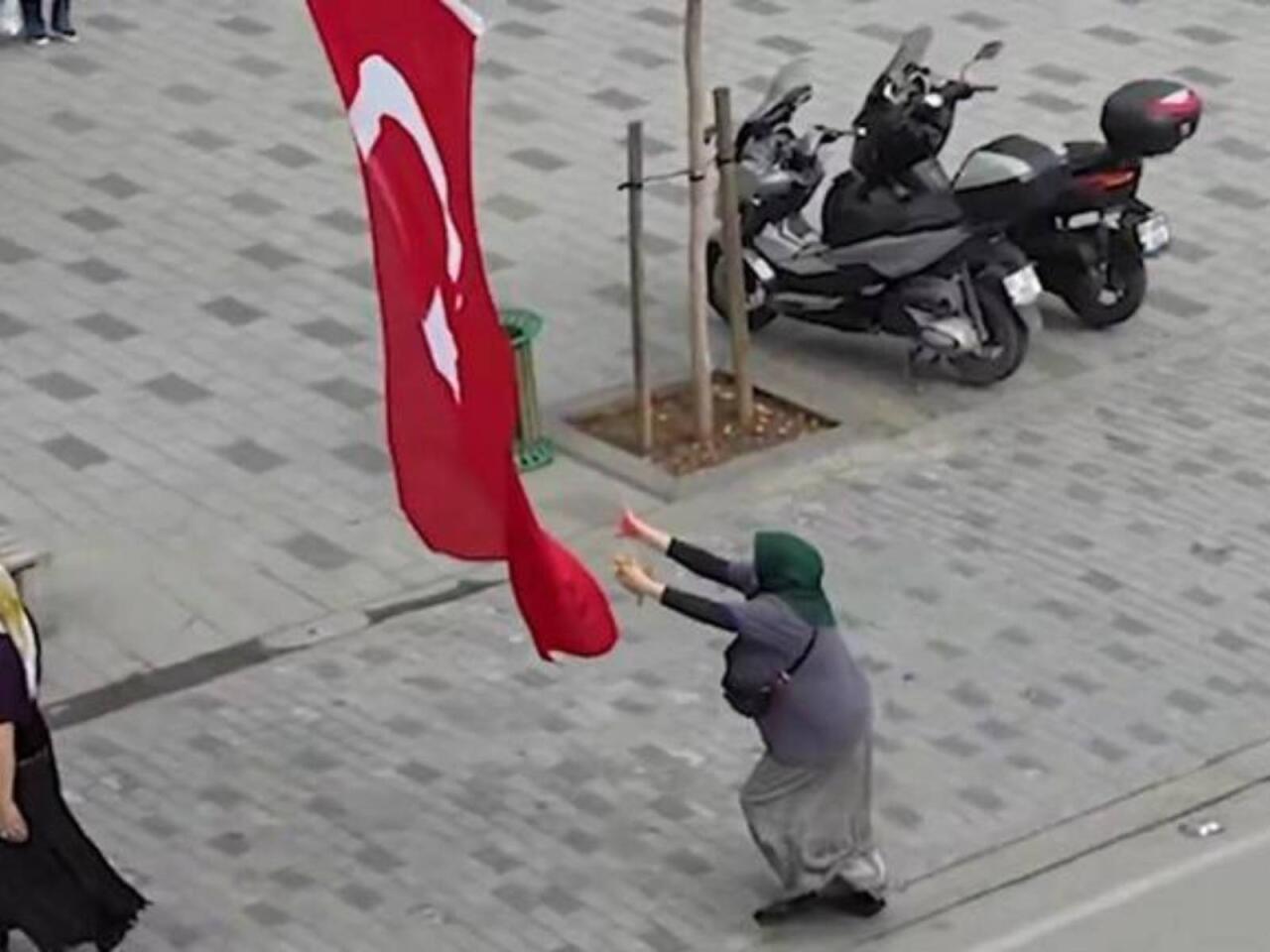 Yerə düşən bayrağı "göydə tutan" qadına pul verdilər  FOTO