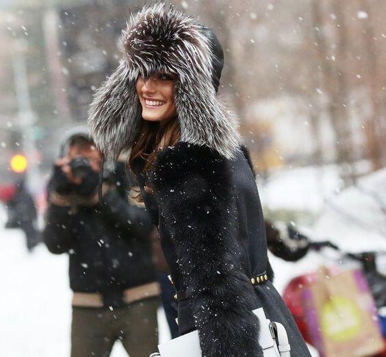 Bu qış xanımlar &uuml;&ccedil;&uuml;n dəbdə olacaq baş geyimləri &ndash; Moda trendləri