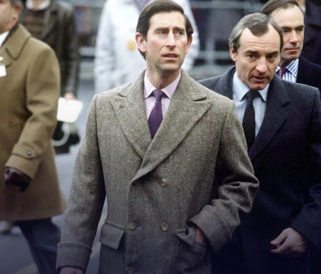 40 il sonra eyni paltonu geyindi 