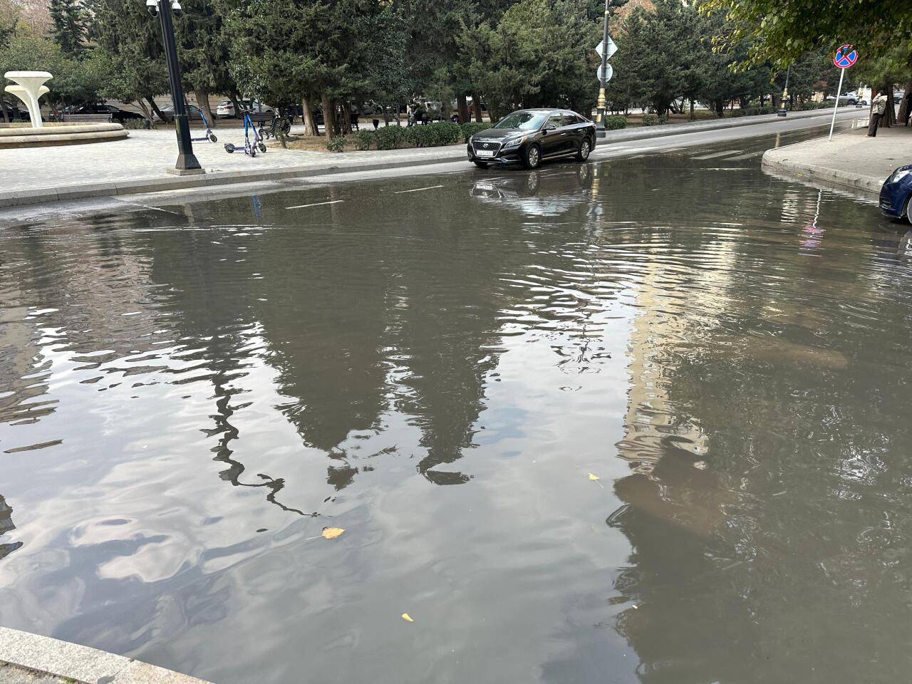 Bakıda su xətti partladı: K&uuml;&ccedil;əni sel apardı 