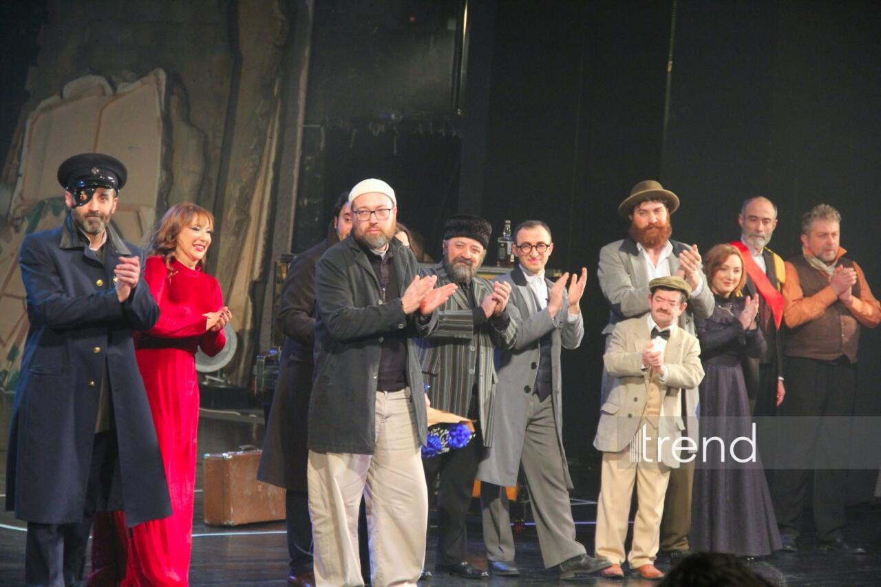 &ldquo;Neft bumu hamıya g&uuml;l&uuml;msəyir&rdquo; pyesi əsasında hazırlanan eyniadlı yeni tamaşanın premyerası ke&ccedil;irilib 