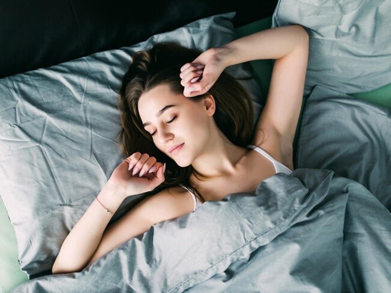 Səhərlər qaranlıq otaqda oyanmaq təhl&uuml;kəlidir?  Yeni araşdırma