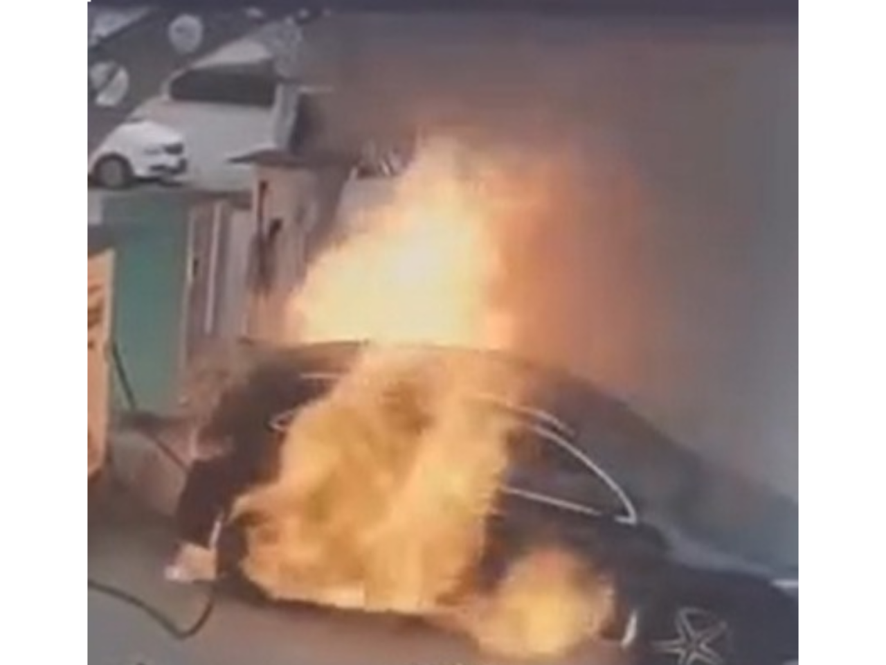 Şarj aparatında olan elektikli avtomobil belə yandı  Hadisə anı  VİDEO