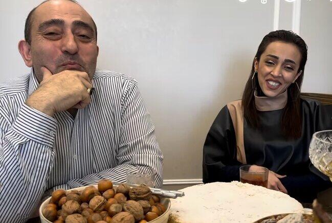 Bu dəfə əri üçün qarşısında diz çökərək MAHNI OXUDU  VİDEO