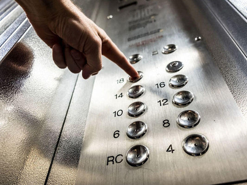 27 yaşlı qadın işə getmək &uuml;&ccedil;&uuml;n mindiyi liftdə &ouml;ld&uuml; 