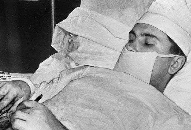 Bir g&uuml;zg&uuml; ilə &ouml;z&uuml;&ouml;z&uuml;n&uuml; əməliyyat edən HƏKİM 