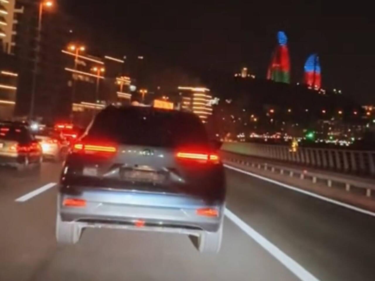 N&ouml;mrəni s&ouml;k&uuml;b maşını avtobus zolağında s&uuml;rd&uuml;, saxlanıldı  FOTO