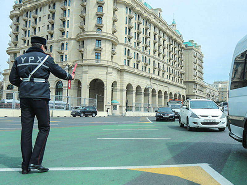Yol Polisi s&uuml;r&uuml;c&uuml;lərə xəbərdarlıq etdi