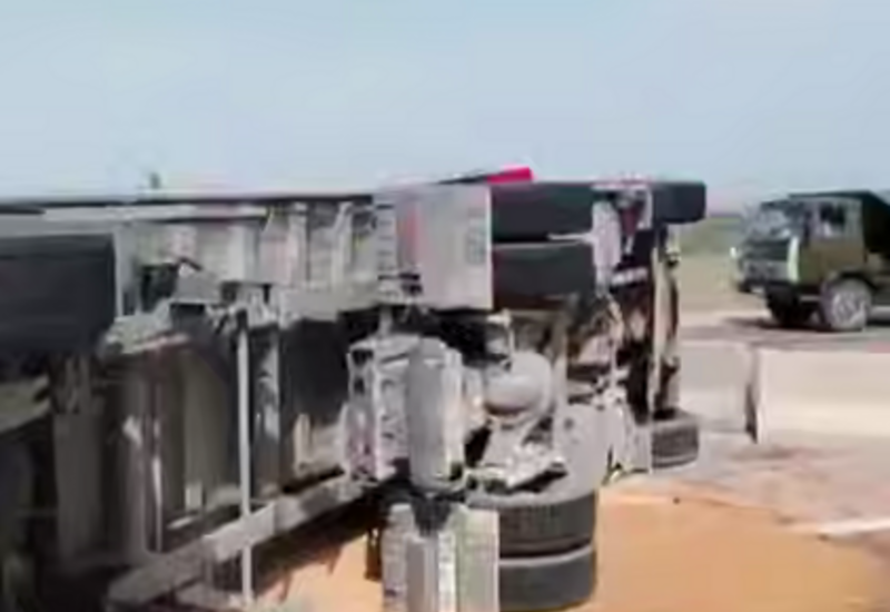 Hacıqabulda TIR aşdı, taxıl yola dağıldı 