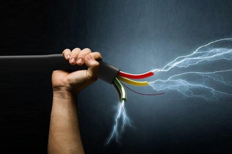 Bakıda əqli q&uuml;surlu kişini elektrik cərəyanı vuraraq yandırdı