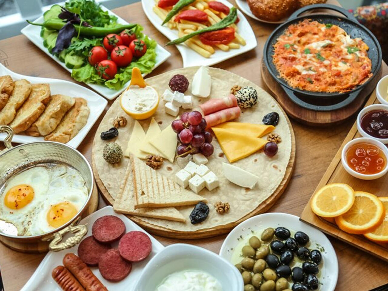 Səhərlər qətiyyən yemək olmaz, ancaq b&uuml;t&uuml;n restoranların menyusunda var