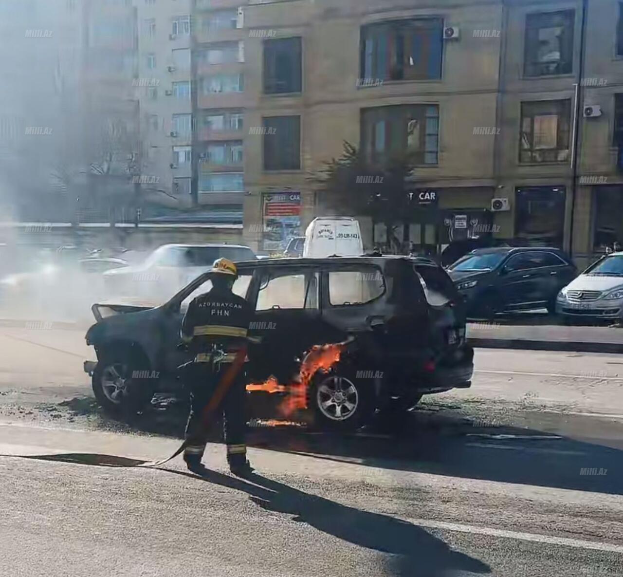 Bakıda avtomobil yanır