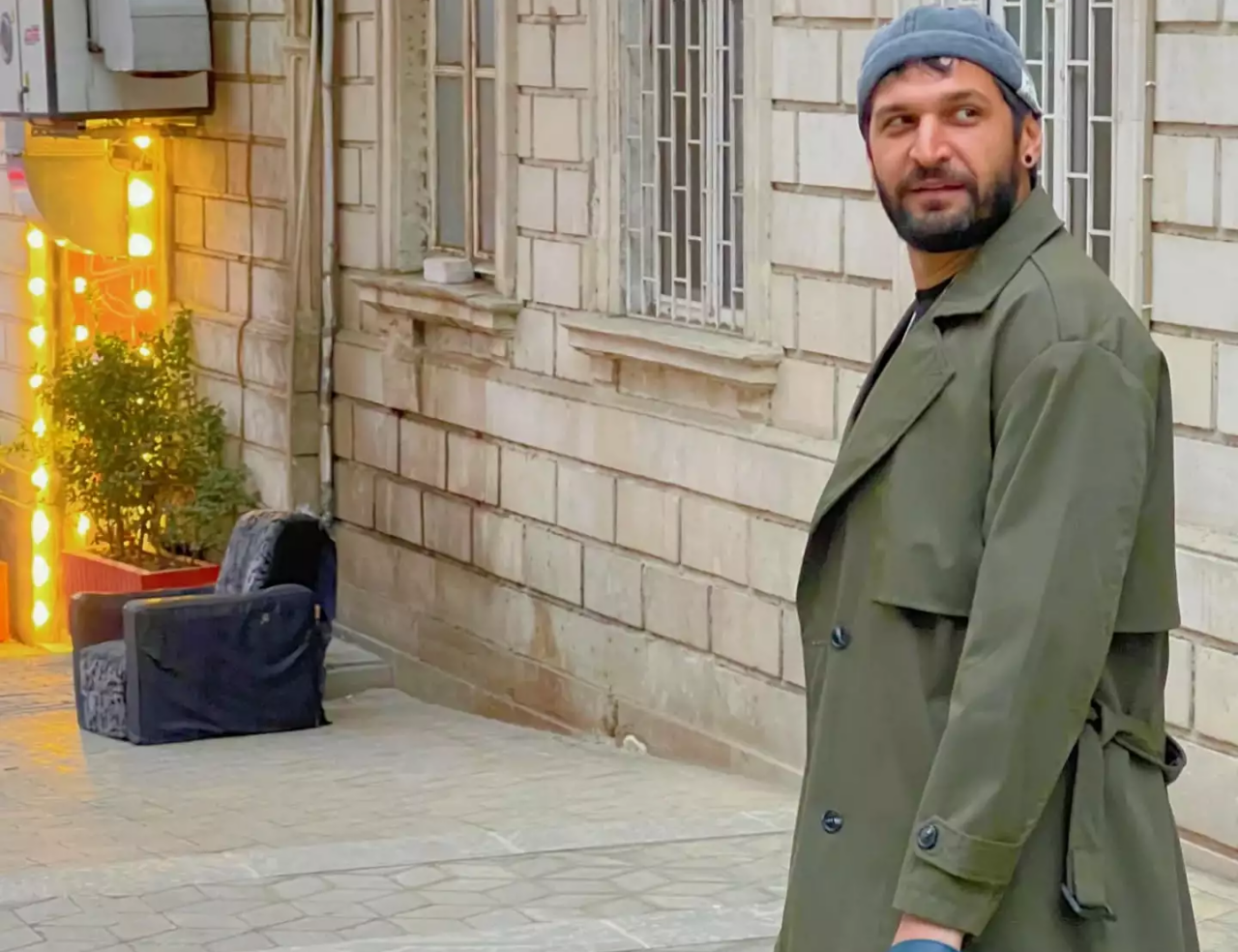 "K&ouml;hnə kişilərdənəm, o qadına qul kimi baxıram"