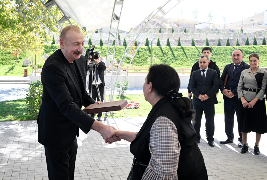 İlham Əliyev Cəbrayıl rayonunun Horovlu kəndinin sakinlərinə mənzillərin açarlarını təqdim edib  FOTO